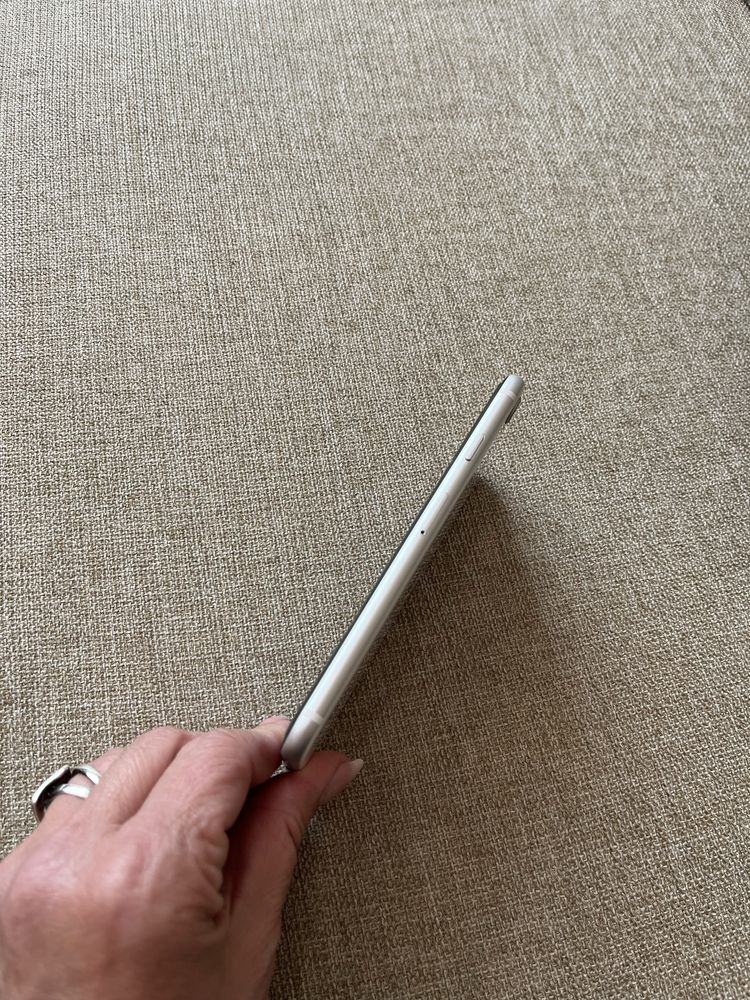 IPhone SE много запазен