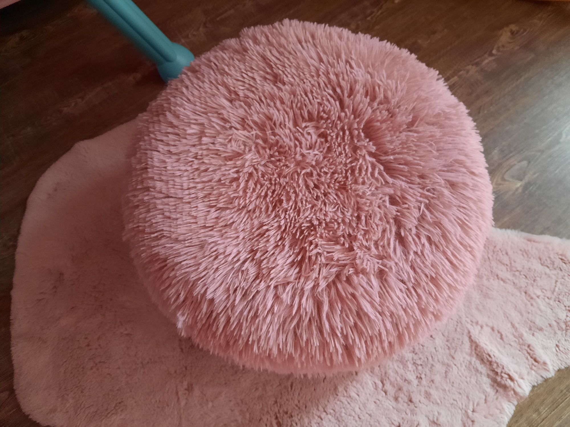 Табуретка пух лама в розово за детска стая