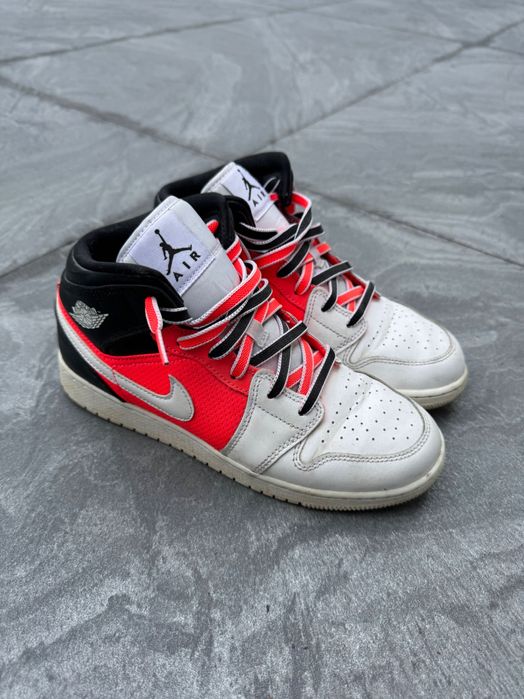 Air Jordan 1 Mid SE “White Infrared” sneakers