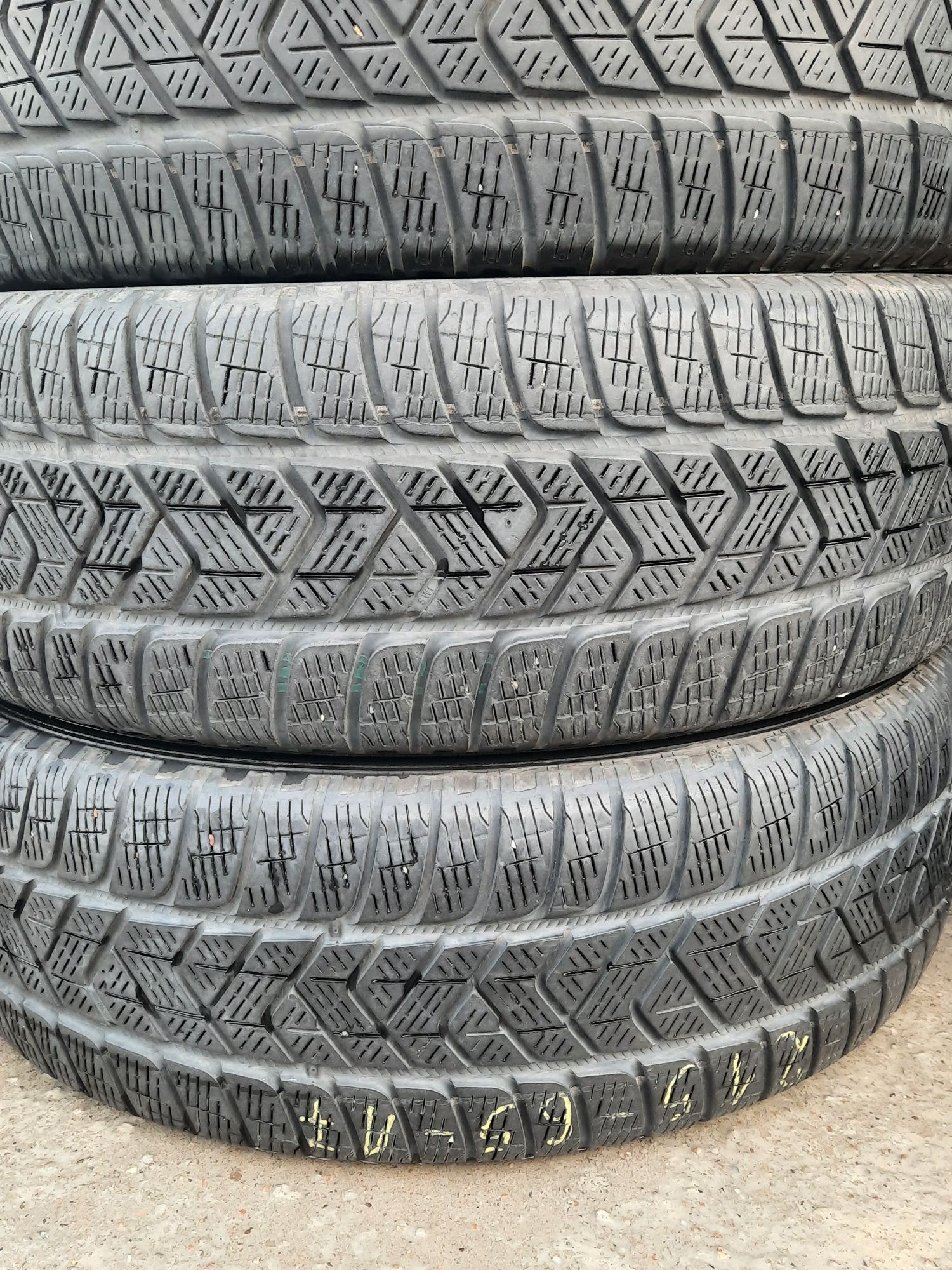 4 Броя 215/65/17 Pirelli 2x6mm 2x5,2mm