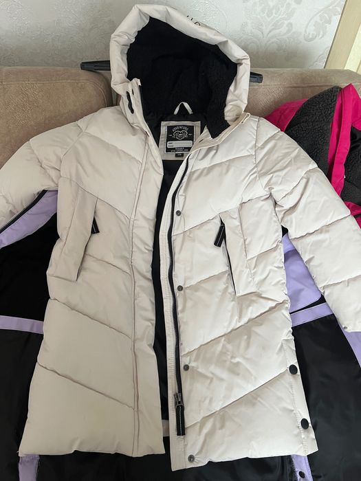 Продам удлинённую куртку на девочку