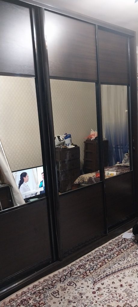 Шкаф как новый трехдверный путем скольжения открываеется и закрывается
