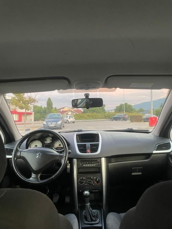 Автомобил Peugeot 207