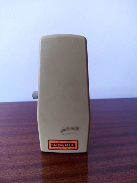 Метроном механичен.