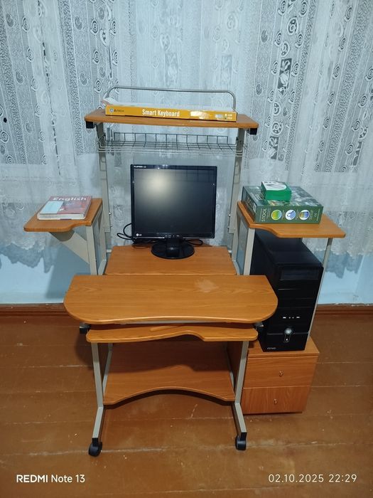 Компьютерный стол с надстройкой и полкой для системного блока !