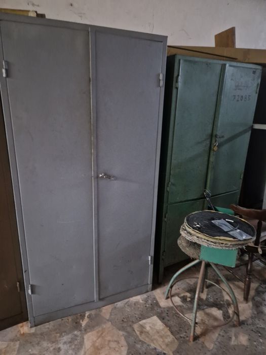 Dulapuri pentru scule si Containere mari mici din metal profesionale.