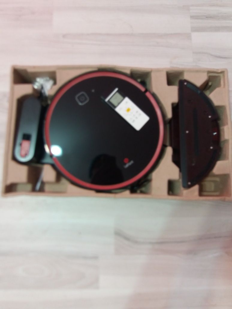 Vand robot apirator cu telecomanda aproape nou