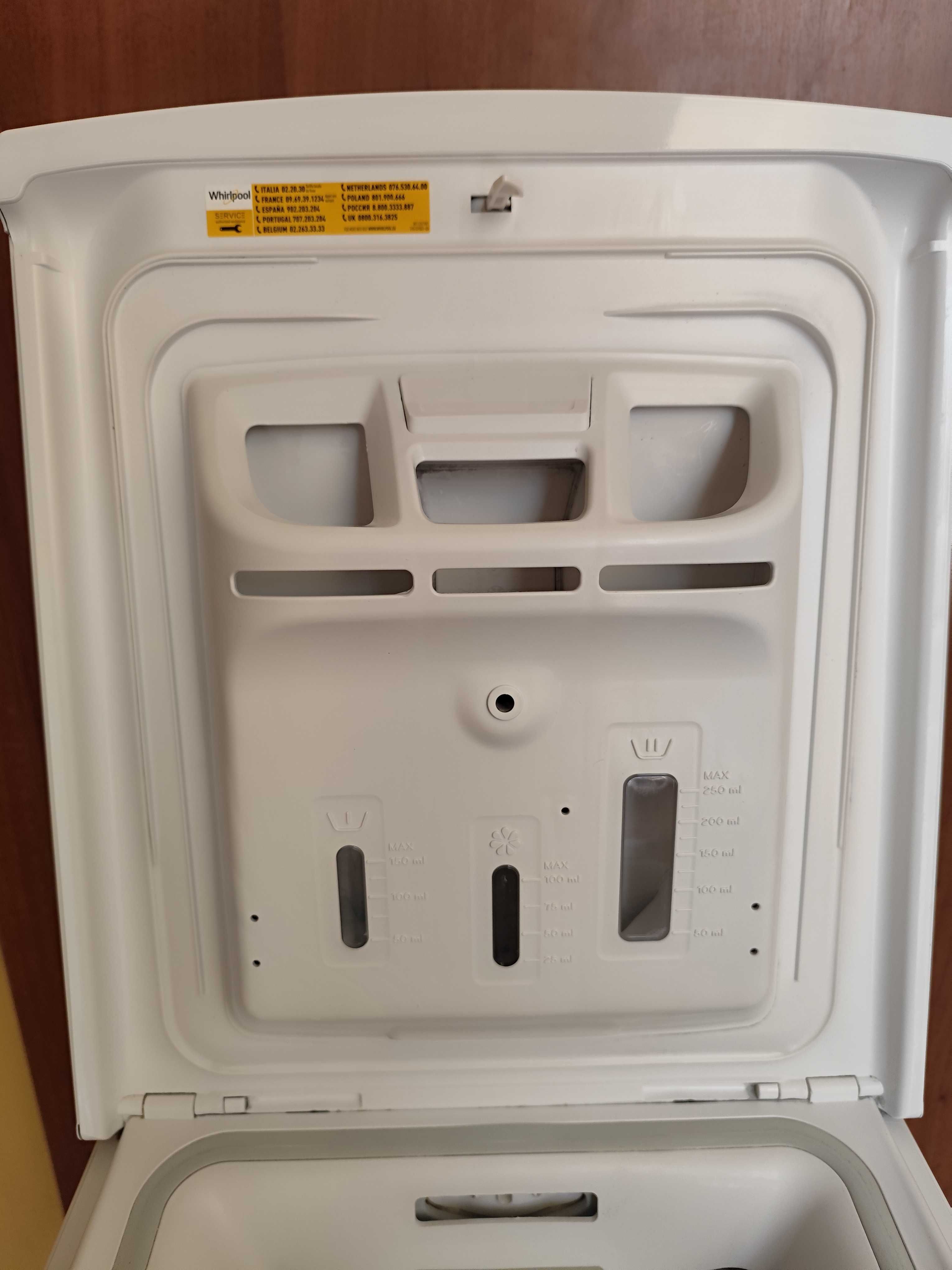 Пералня с горно зареждане Whirlpool.