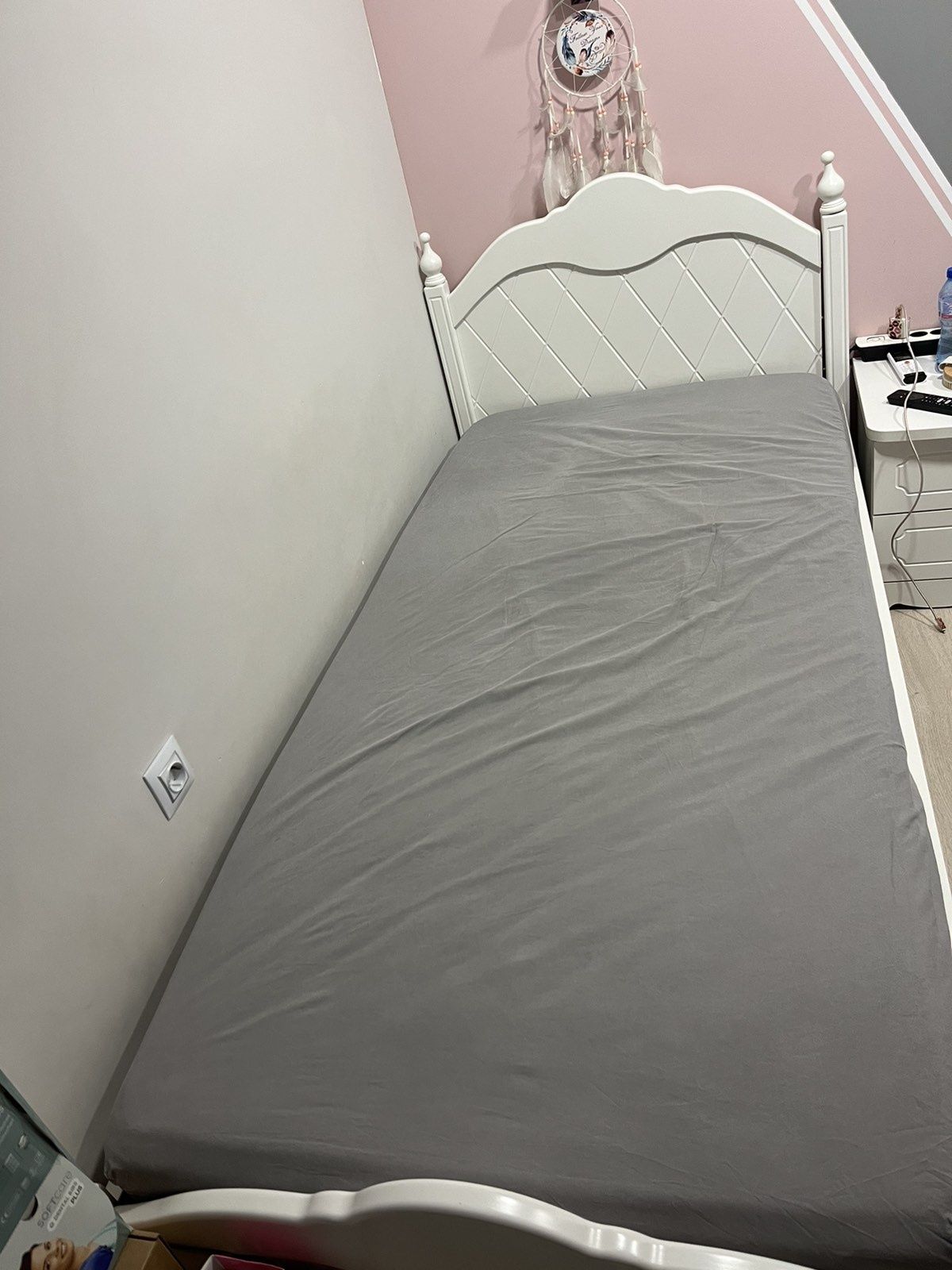 Красиво бяло легло за матрак 90/200