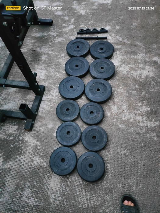 Vând masă de fitness, 2x gantere, bară z, greutăți 6x2,5kg și 6x10kg.