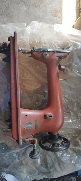 Mașină de cusut SINGER seria f