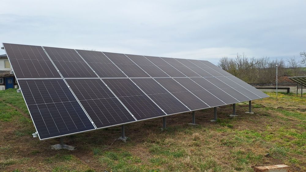 Фотоволтаична хибридна система Deye 10kw с монтаж на земя.