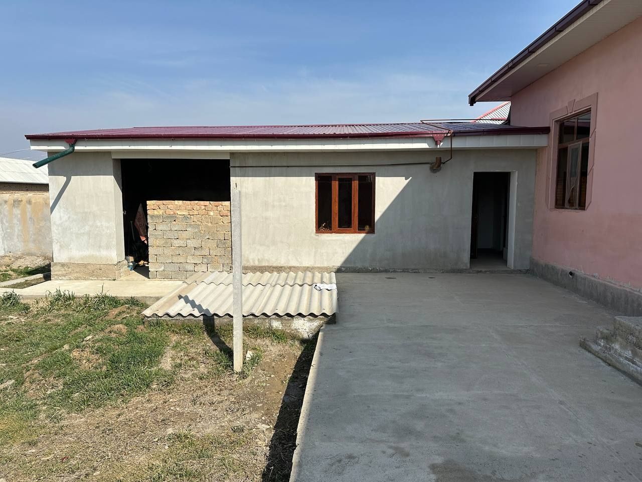 Zomin Shaharda hovli Sotiladi 7 sotix 4xona yashashga tayyor xolatda