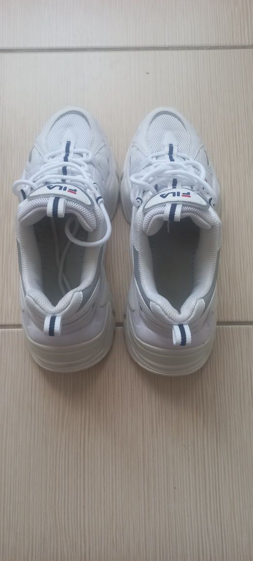 Vând adidași FILA de damă