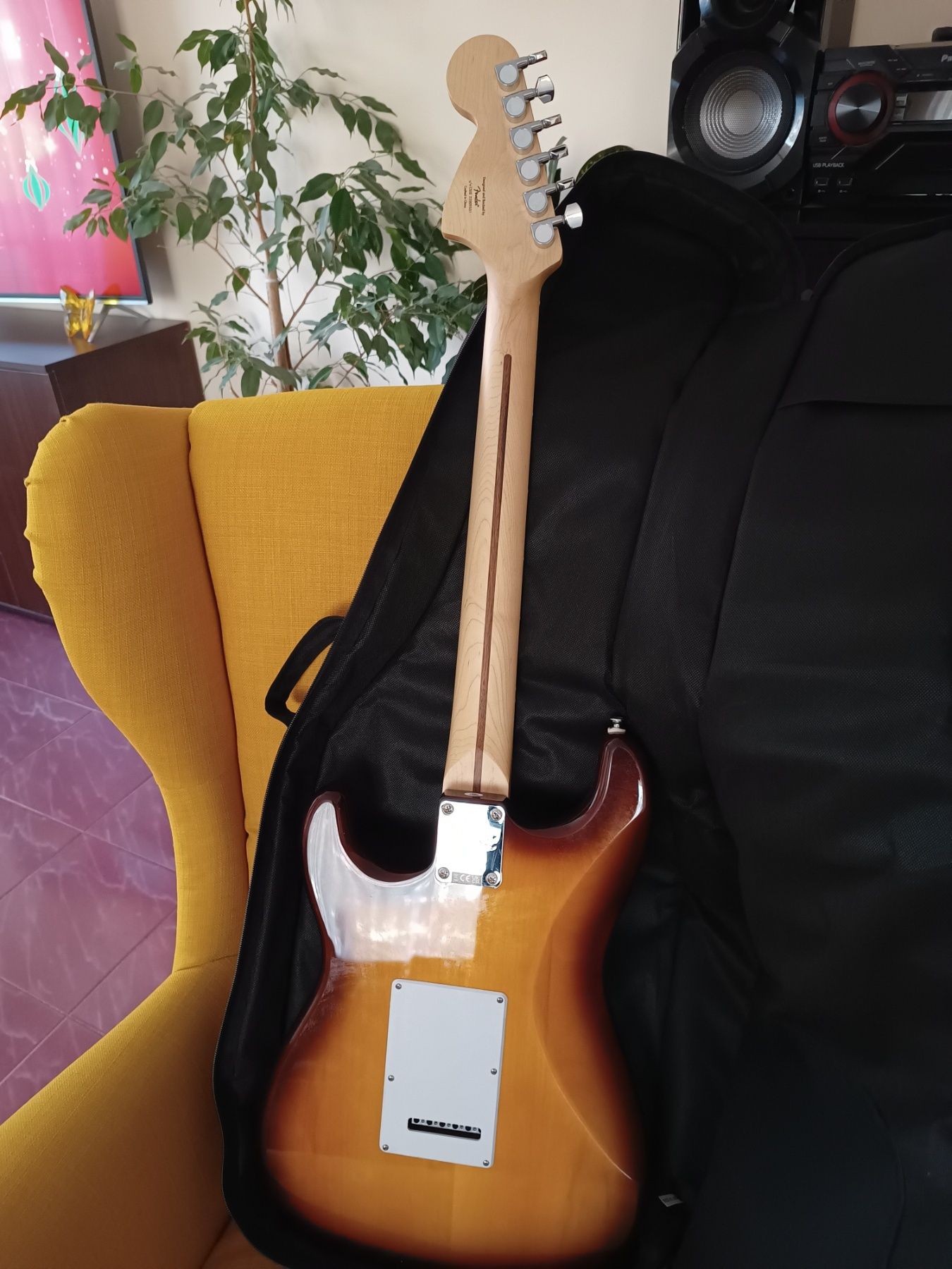 Електрическа китара Fender и класическа китара Fender 4/4