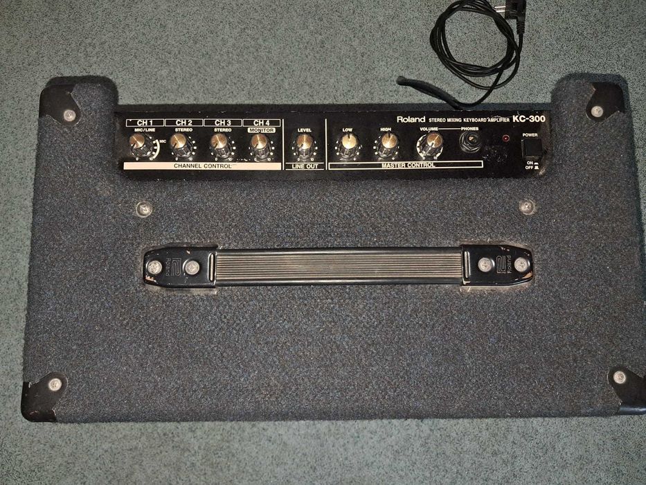 Vand Roland KC-300 - amplificator clape, synth, piane digitale
