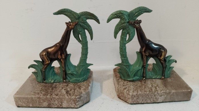 Superbe suporturi organizatoare cărți sculpturi girafe din bronz pe so