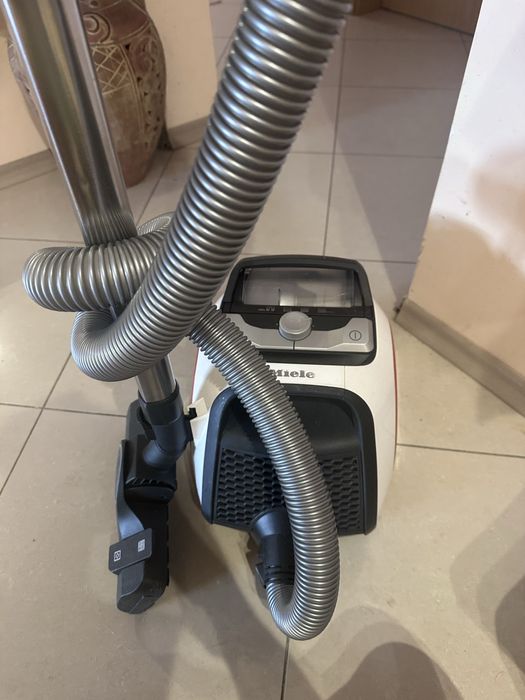 Прахосмукачка Miele CX1