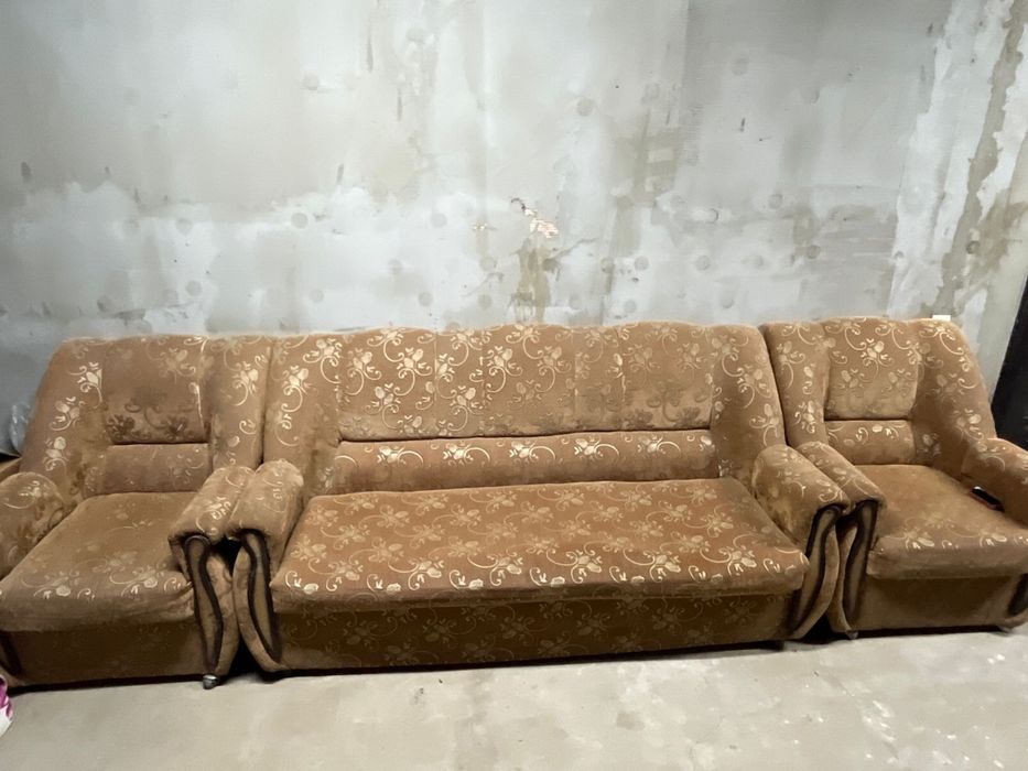 Продается диван в хорошем состаяний