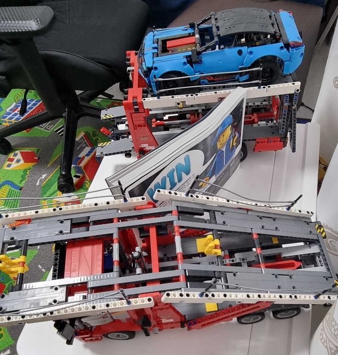 LEGO Technic - Transportor de masini 42098, 2493 piese