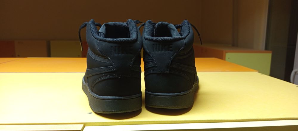 Продавам Nike Court Vision Mid black