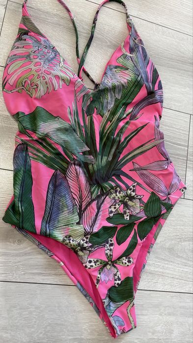 Красив Цял бански с подплънки и кръстосан гръб