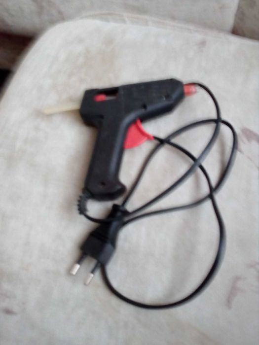 пистолет за лепене със силикон