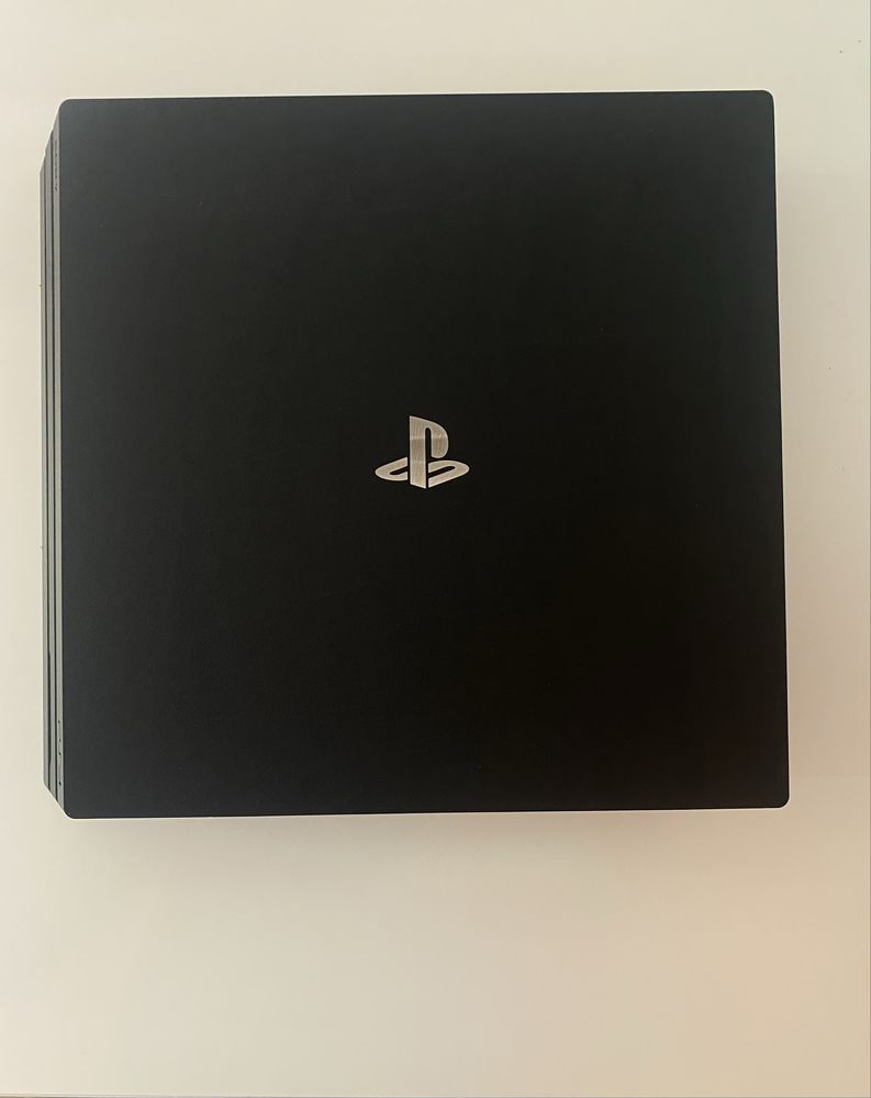 PlayStation 4 Pro с 1 контролер и 2 игри + Волан с педали