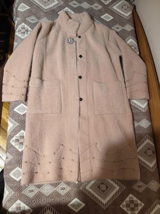 Дълго дамско зимно палто с брошка