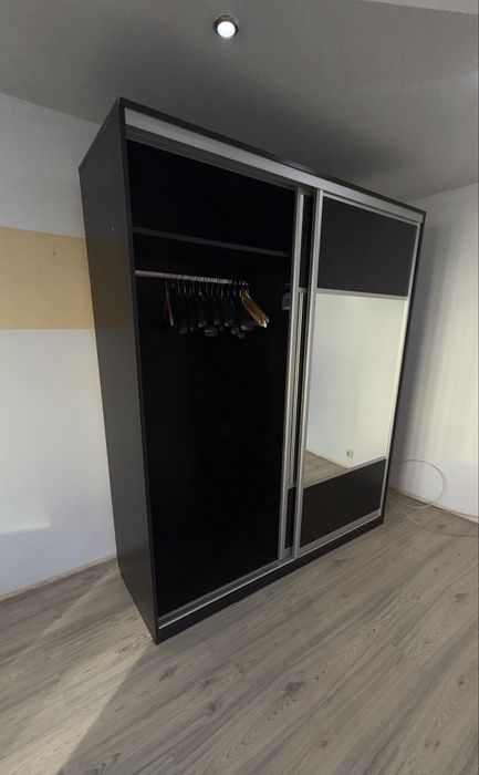 Sifonier cu oglinda usa glisanta , accept doar cash la fata locului !