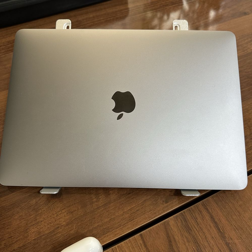 MacBook Pro 13” (2016, Touch Bar, 4 Thunderbolt 3 port)