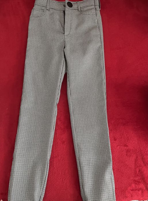 Pantaloni din Zara