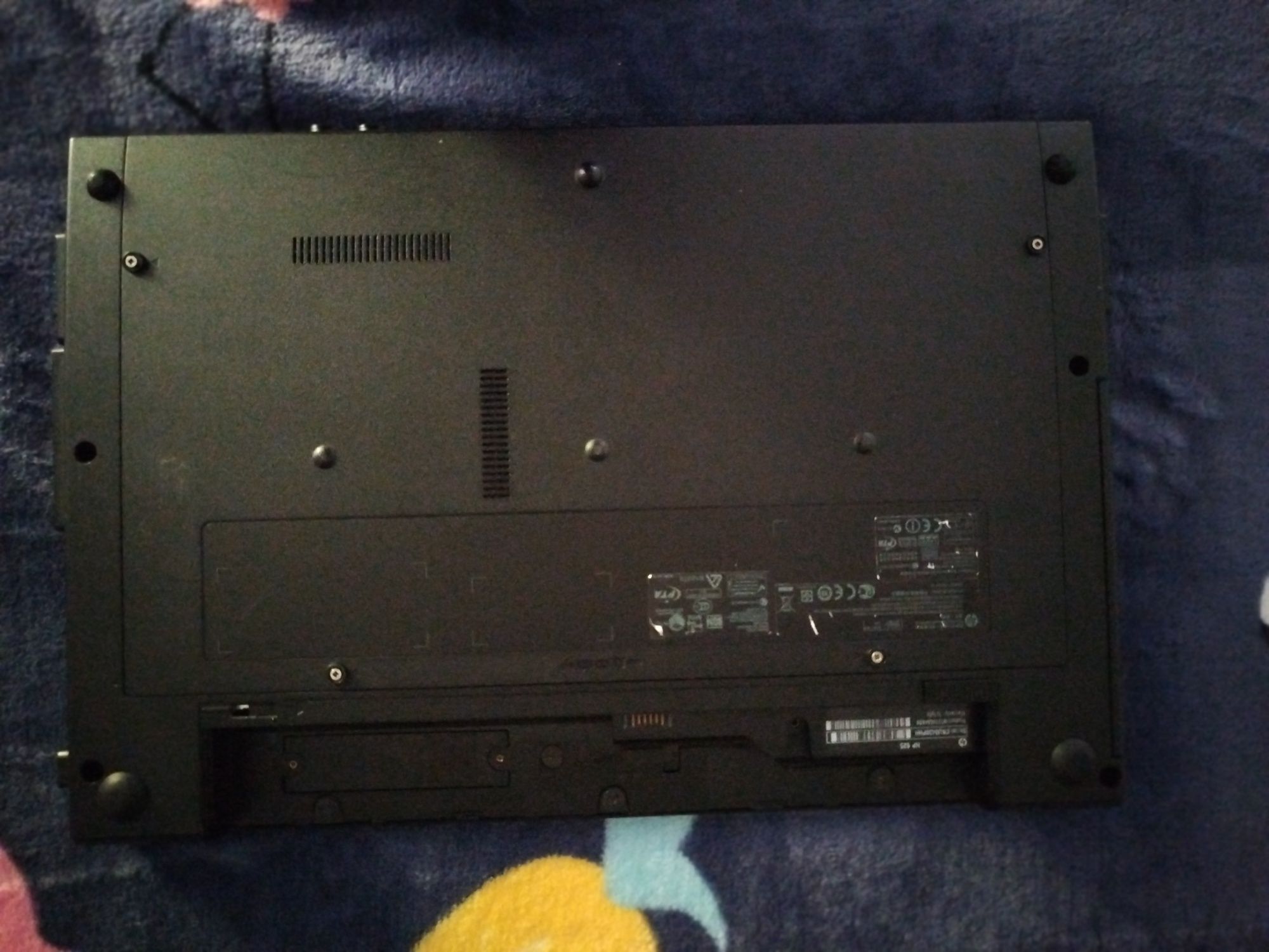 Vând laptop numai în rămicu vâlcea și doar cu cheș