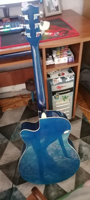 Продаю гитару, темно синего цвета, 6ти струную акустическую