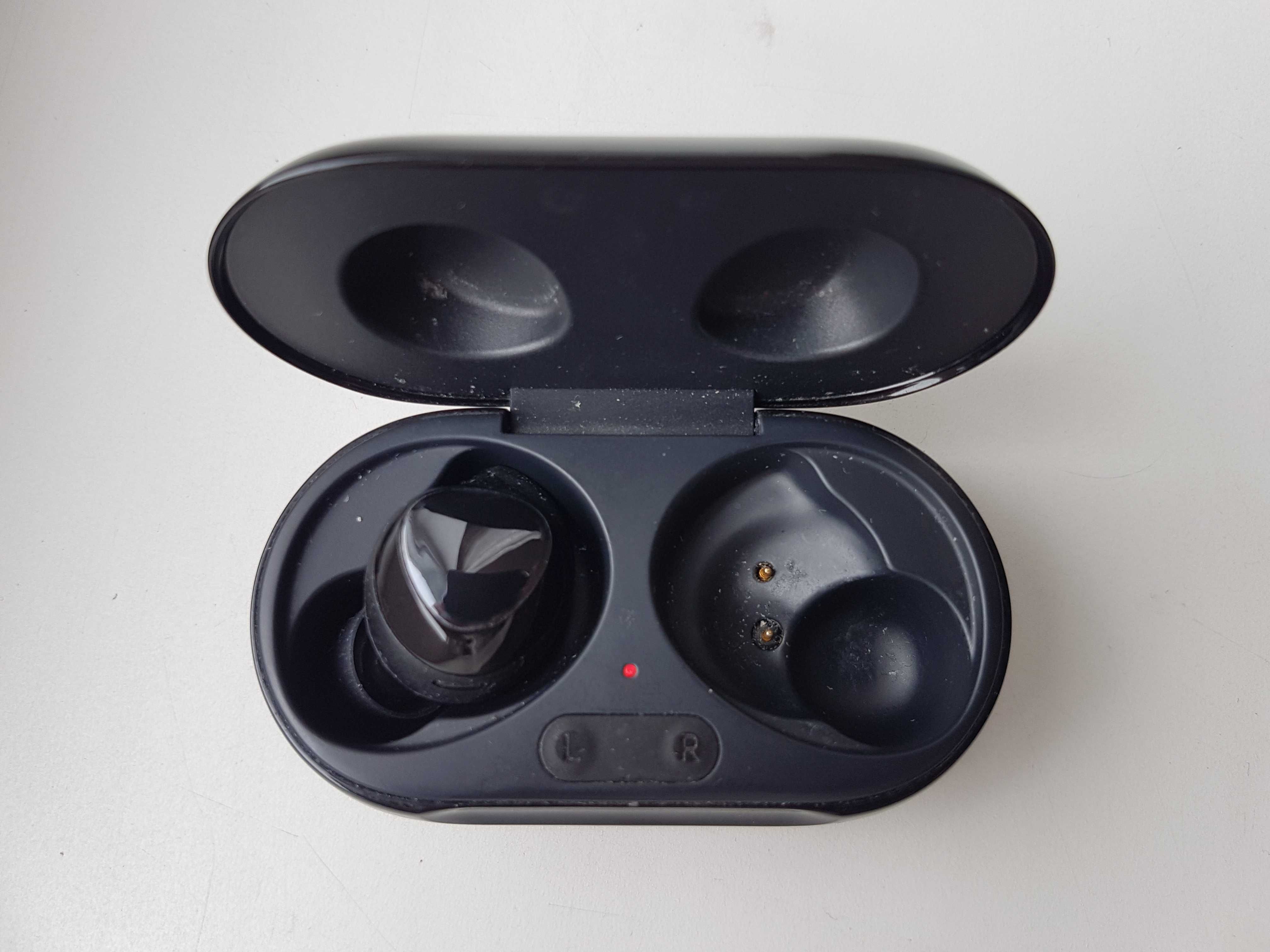 Продам кейс для зарядки от наушников Samsung Buds