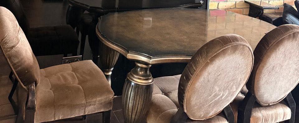 Продаётся стильный обеденный стол с стульями .