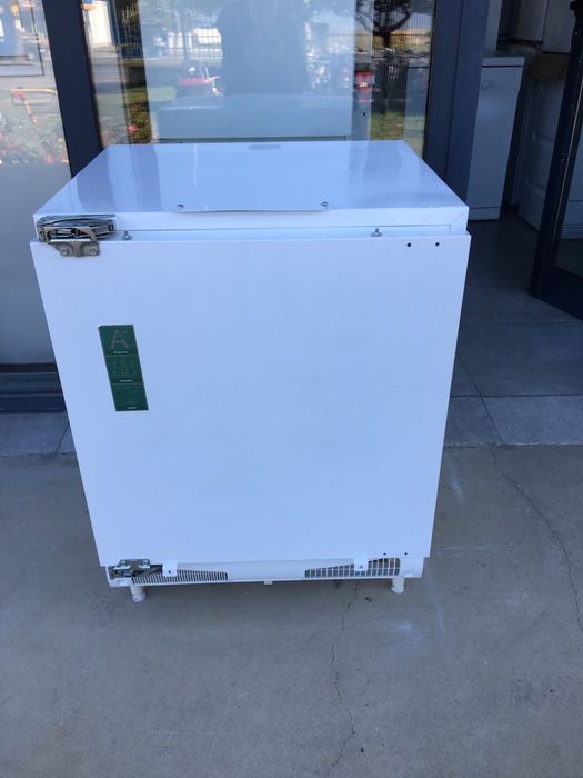 Малък хладилник за пълно вграждане с камера Gorenje 82 см