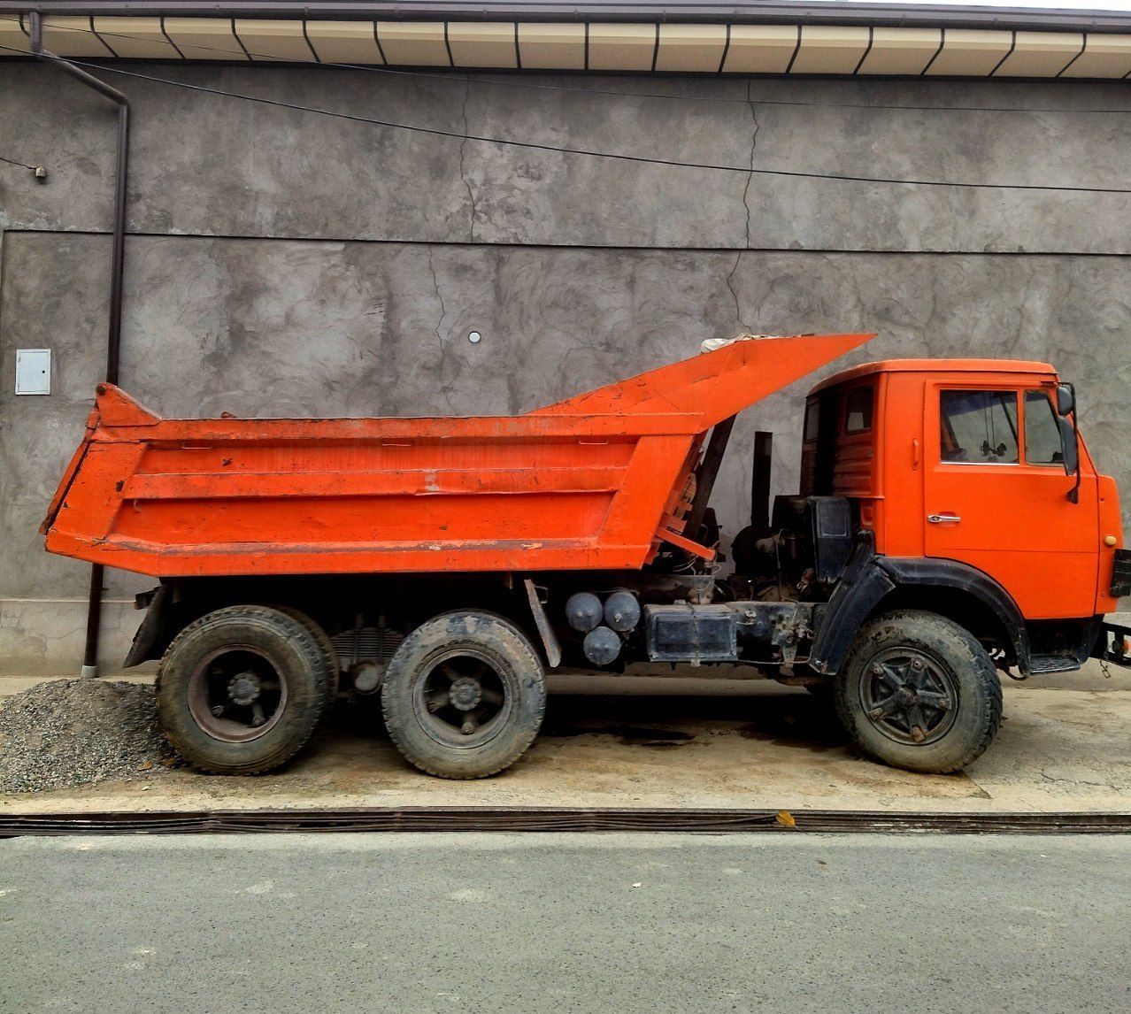 KAMAZ 55111,  yurib turgan moshina