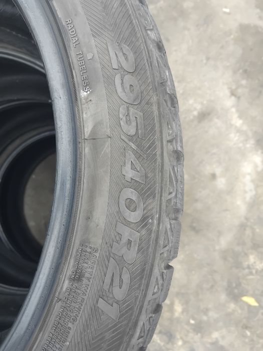 Продавам комплект зимни гуми 295\40\21 в много добро състояние 400.лв