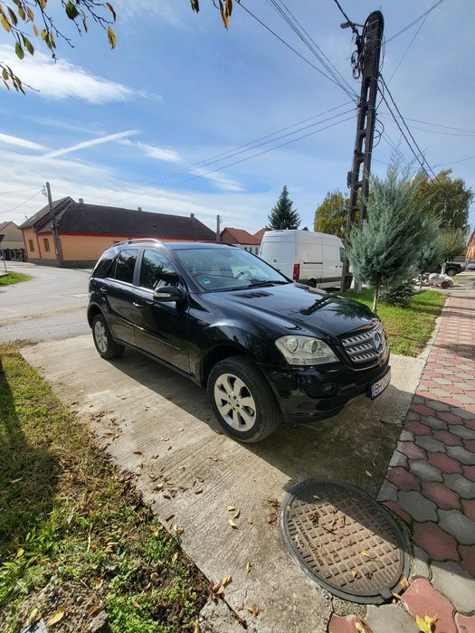 Mercedes ml320.   2006