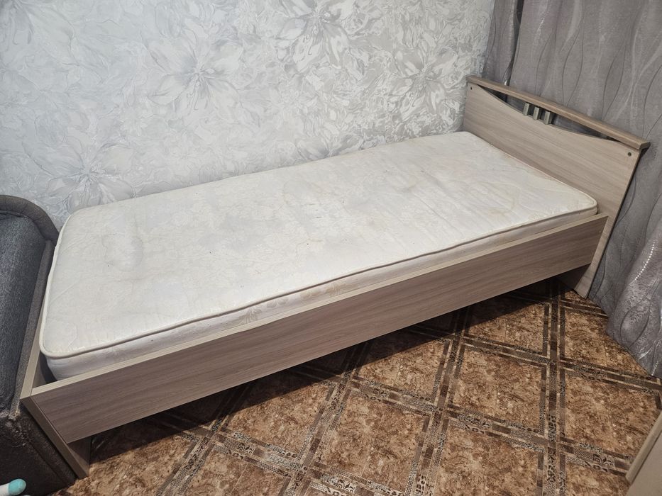 Продам кровать с матрасом б/у и шкаф