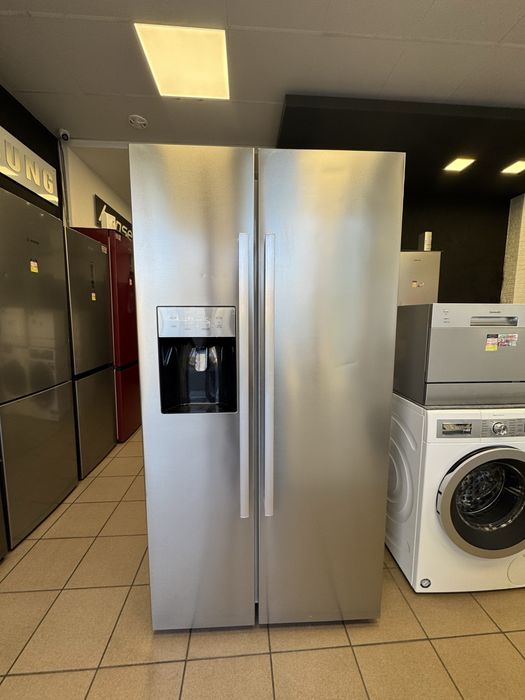 Хладилник с фризер с ледогенеатор А+++