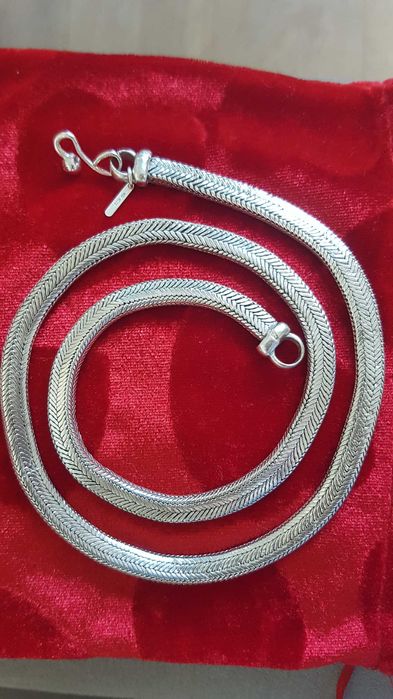Сребърни пръстени и синджири.