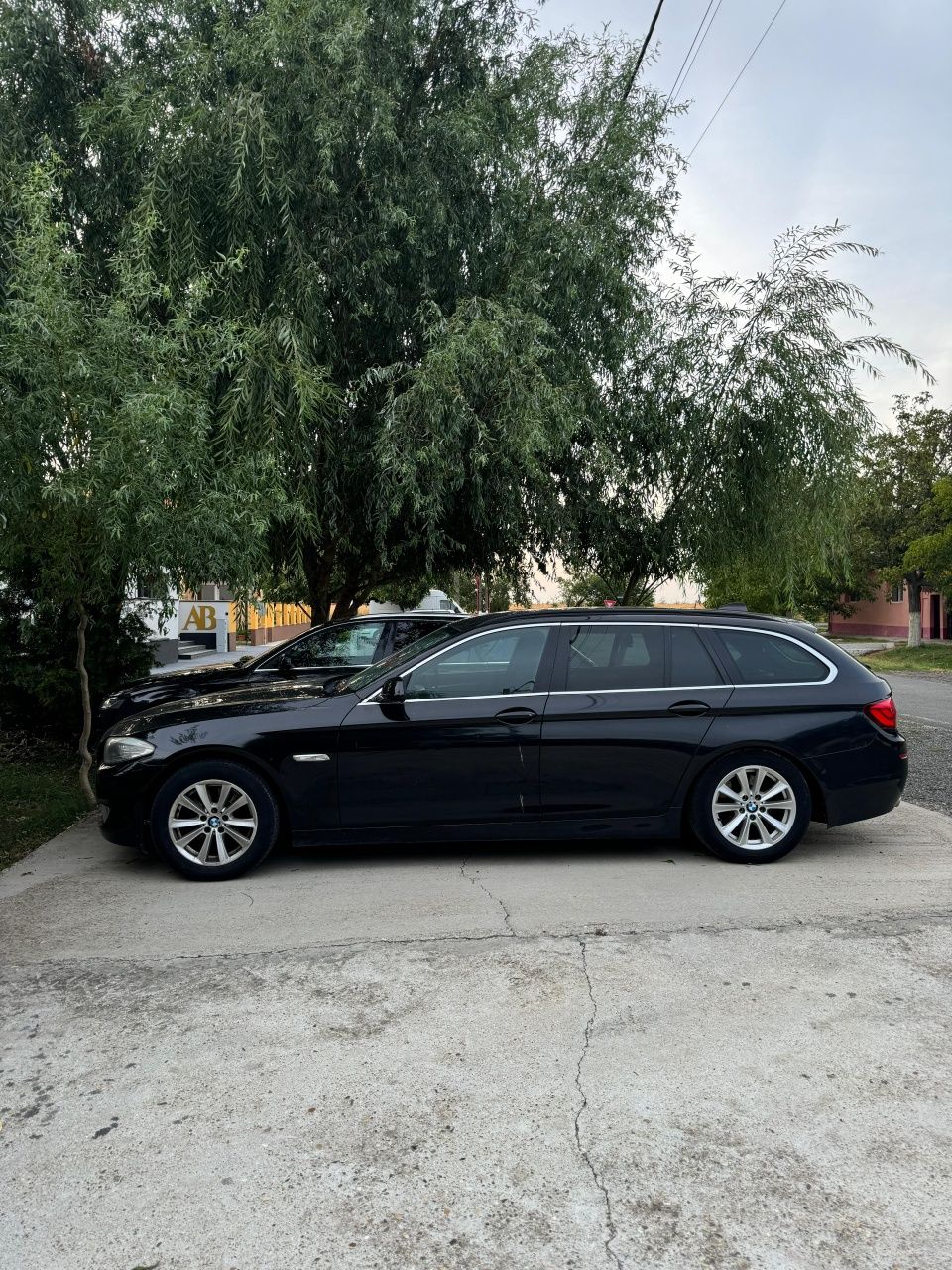 BMW F11  520  2011
