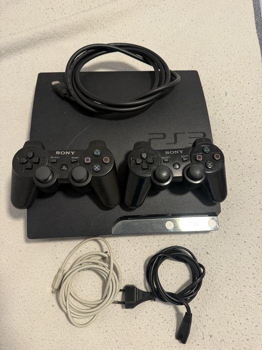 PS 3 конзола с два джойстика