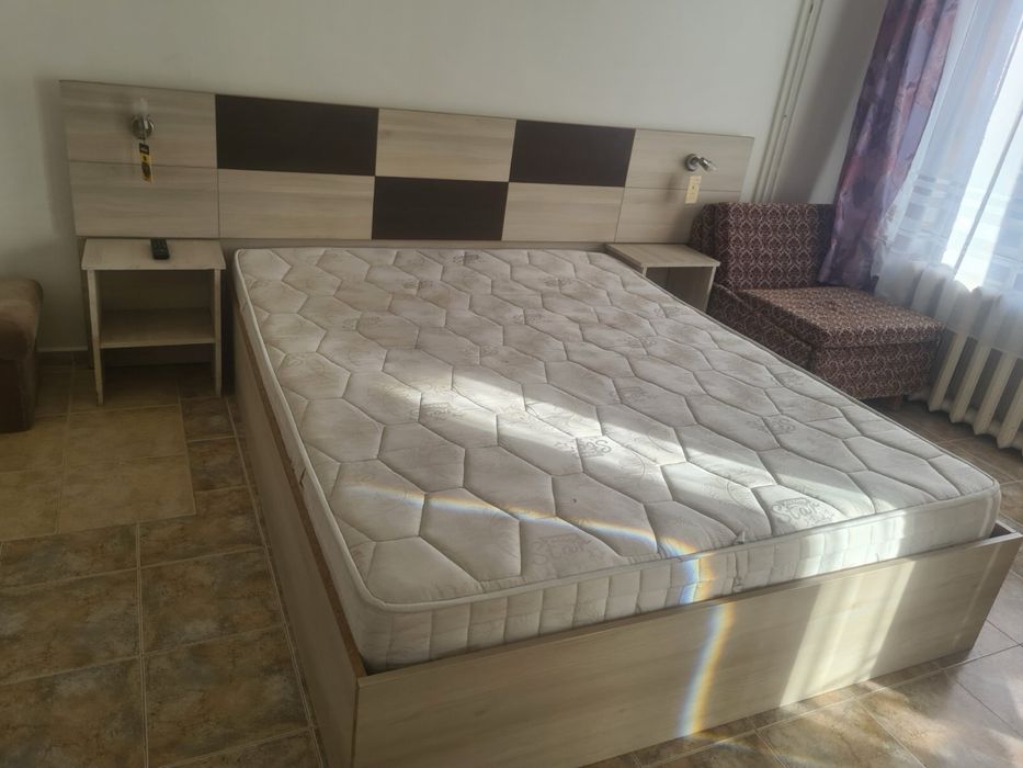 Спалня с матрак и две нощни шкафчета