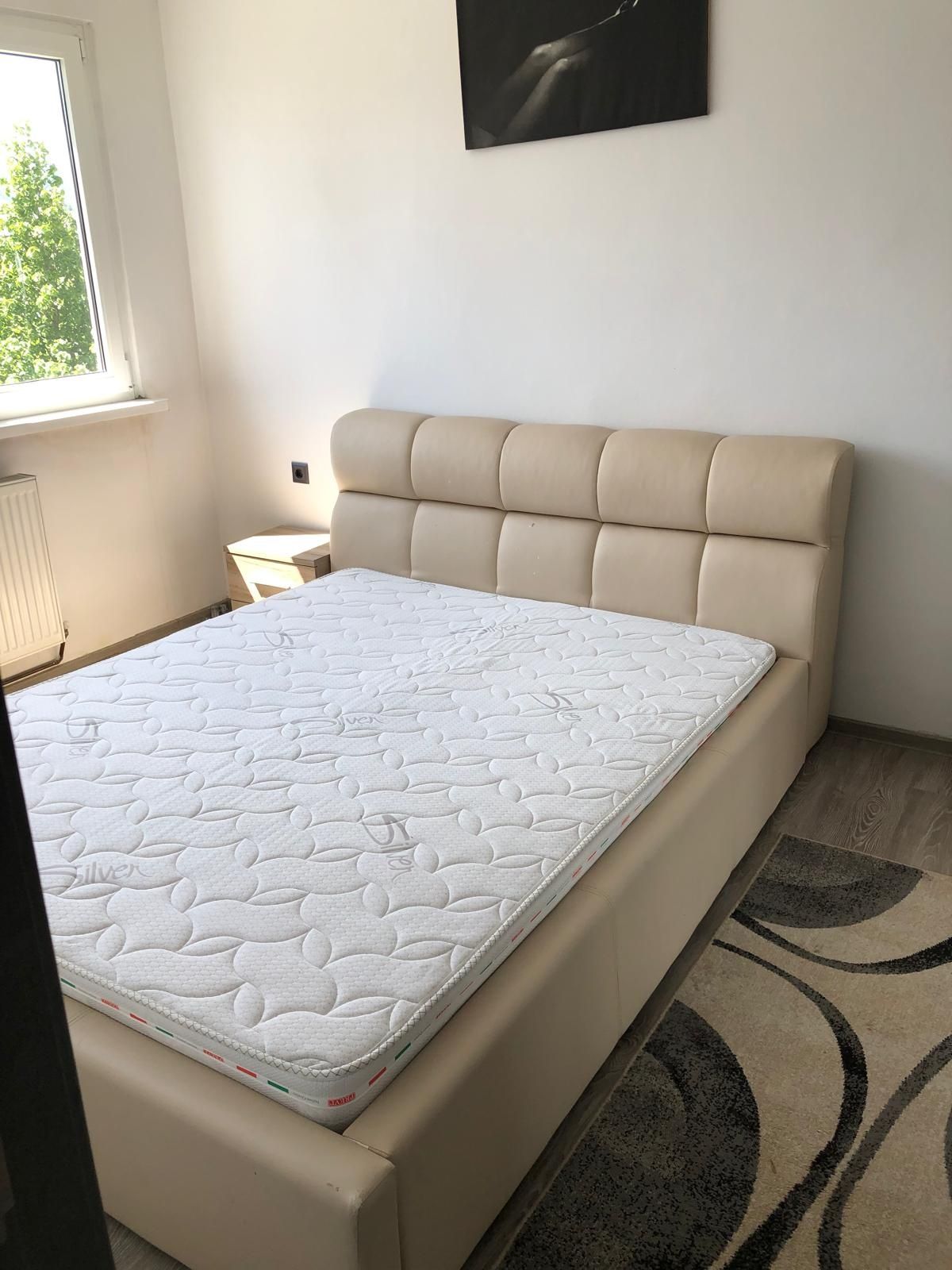 Pat tapitat alb dublu cu saltea si somiera