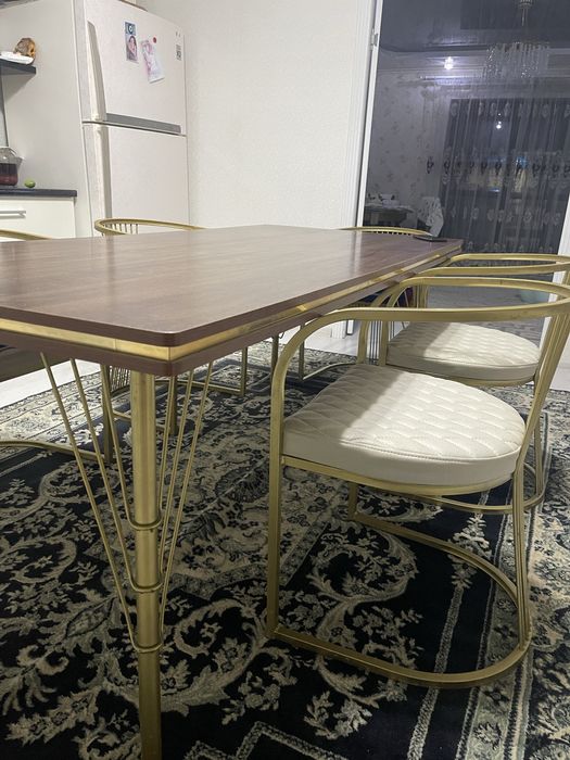 Стол со стульями