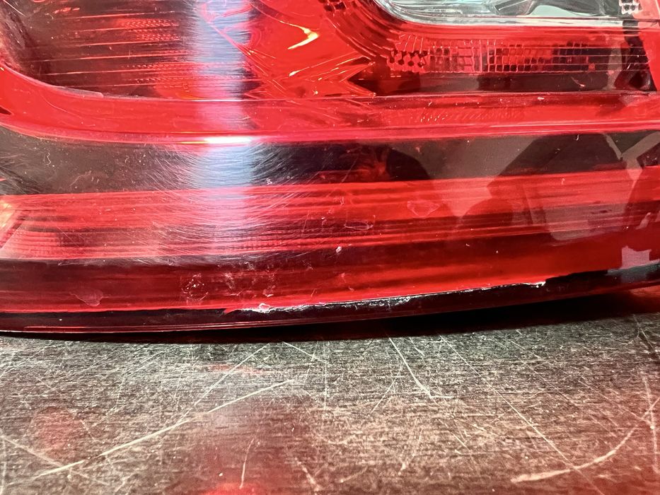 Stop stanga pe aripa bec si led Renault Megane 4 hatchback cu DEFECT