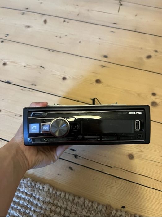 Продавам Alpine ute-92bt